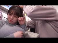 彼氏の横で粘着クリいじりされ声も出せず隠しエロ顔しまくる女
